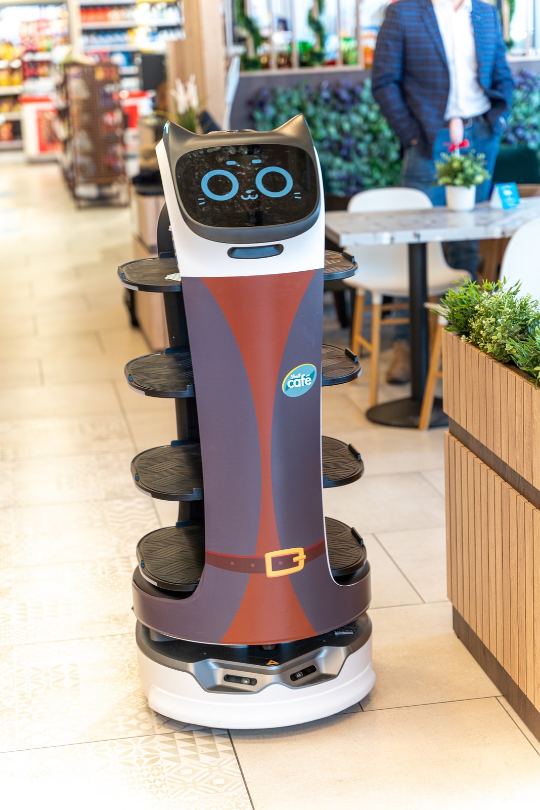 Pierwsze w Europie roboty na stacji paliw Shell. Pilotażowe projekt we Wrześni w Polsce