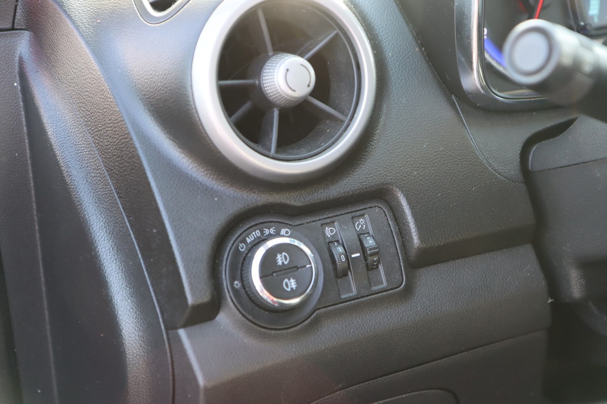 Ustawienie świateł na Auto jest bardzo wygodne, ale nie zawsze skuteczne