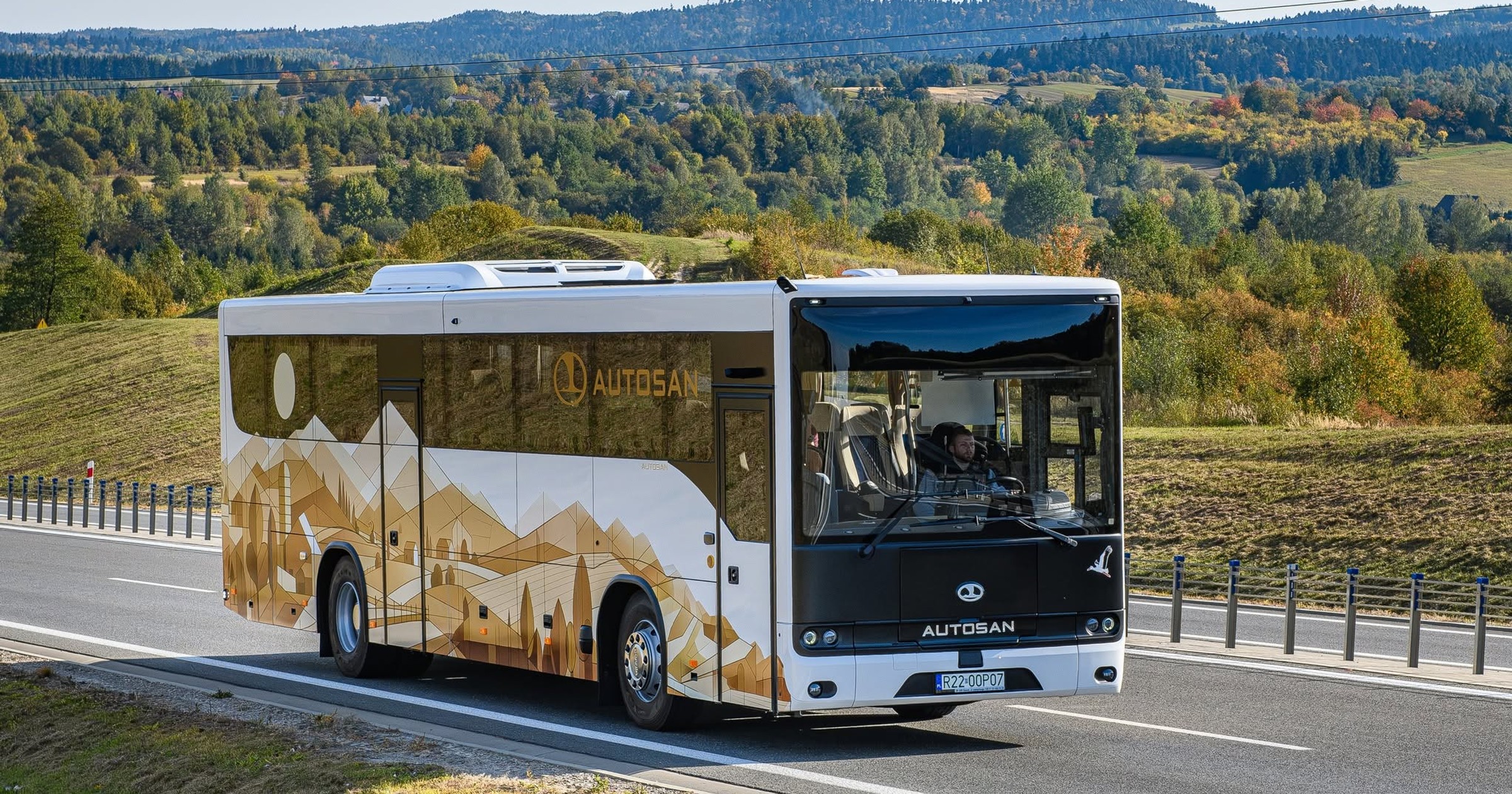 Autosan w końcu pokazuje nowe i własne konstrukcje. Dwa najnowsze modele to prototypy, będące nawiązaniem do legendarnego modelu H9. W sytuacji awaryjnej mają pełnić również formę pojazdów ewakuacyjnych