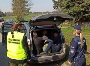 Ukrainiec zaczął uciekać Straży Granicznej na piechotę. Zostawił ludzi w bagażniku