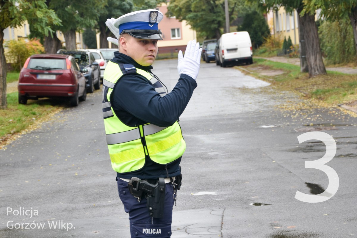 Policyjne gesty na skrzyżowaniu