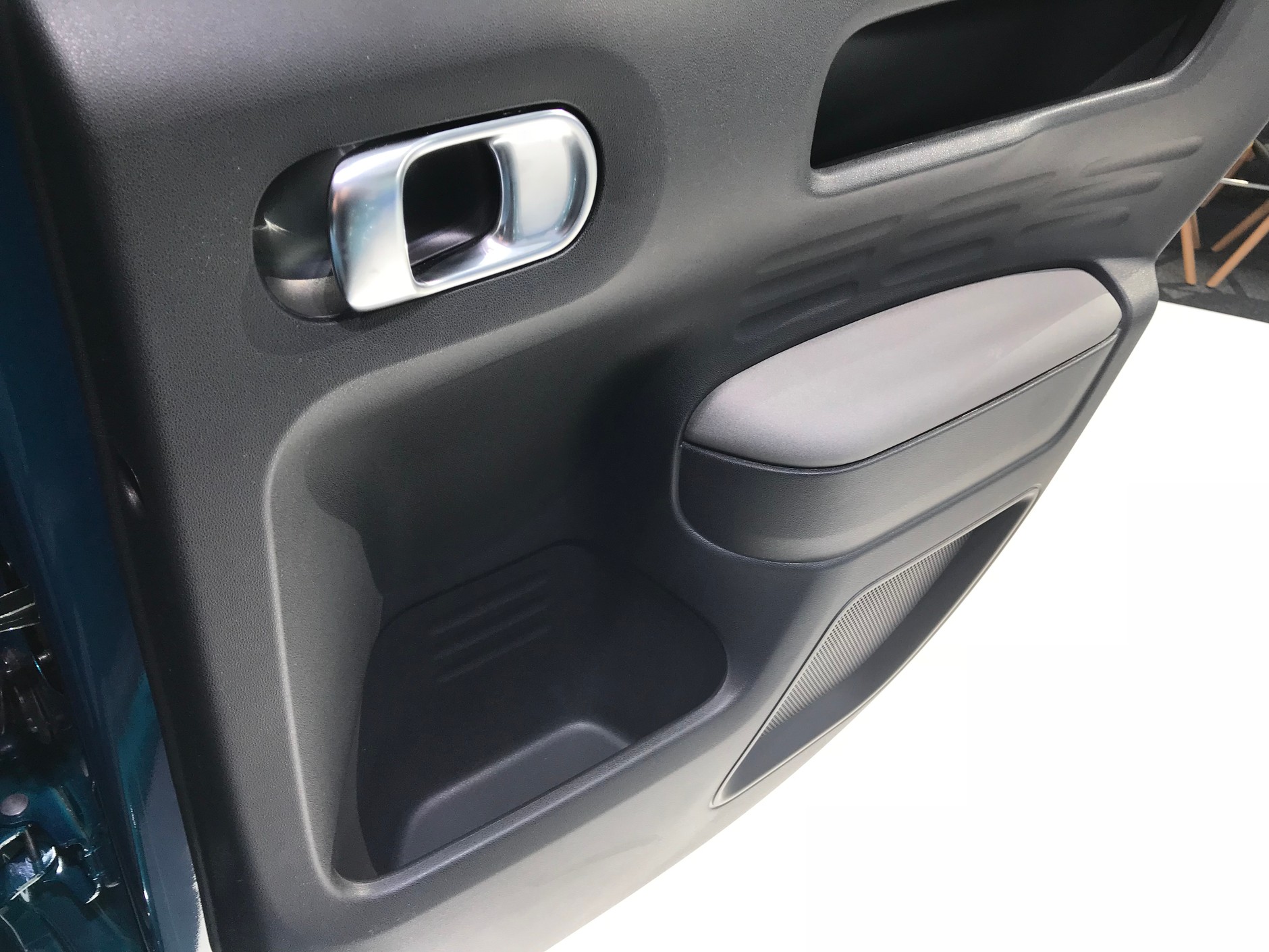 Ogromne kieszenie w drzwiach tylnych. Zostały miejsca na głośniki. Citroen C4 Cactus