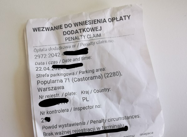 Pan Piotr zaparkował na darmowym parkingu. Teraz ma problem