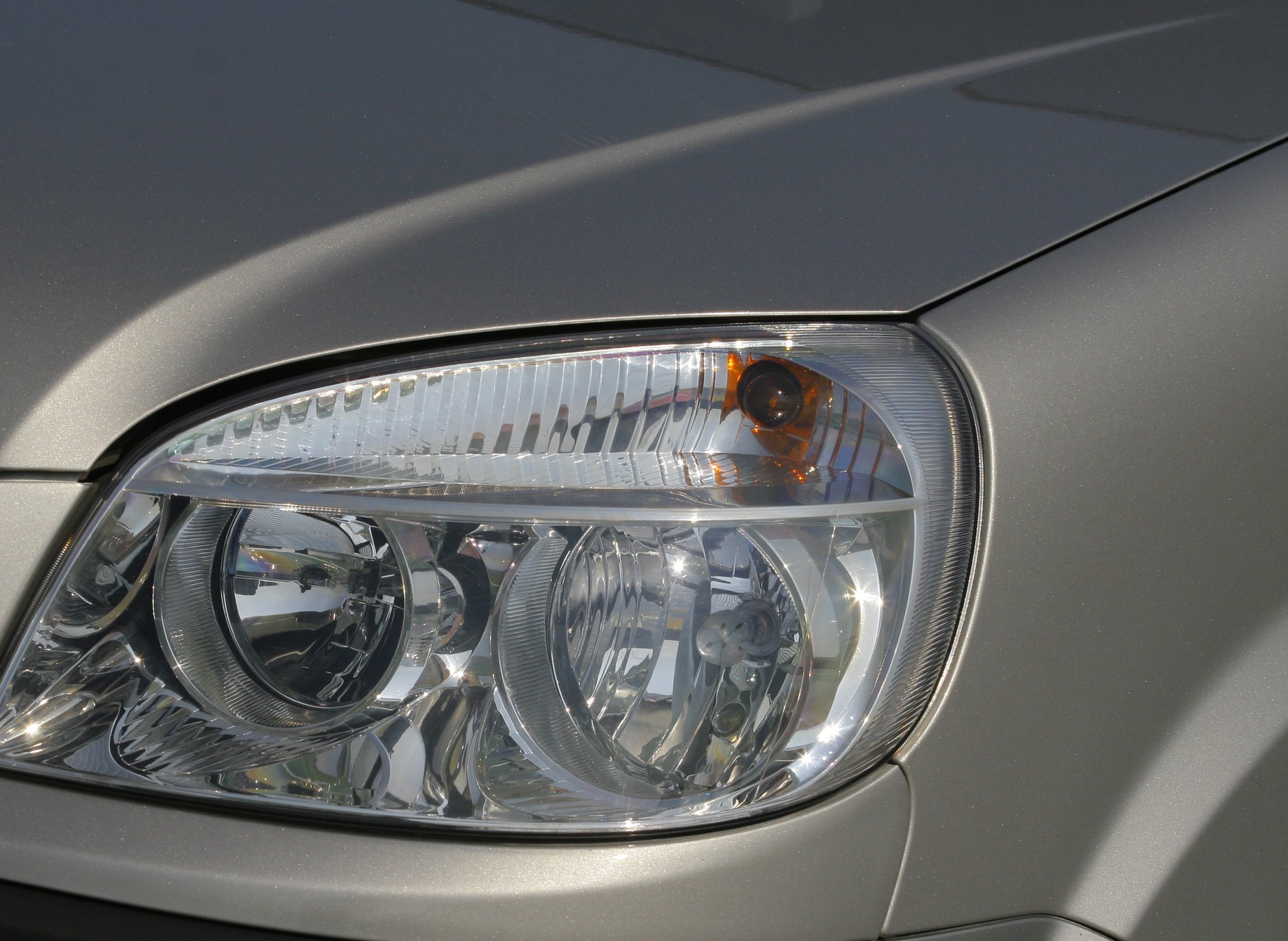 W takim reflektorze z całkowicie przezroczystą szybą i bez przesłonki przed żarówką, od razu widać, czy zamontowana jest żarówka H4 czy lampa LED. Z daleka nikt nie zauważy różnicy, ale już z bliska – na pewno!