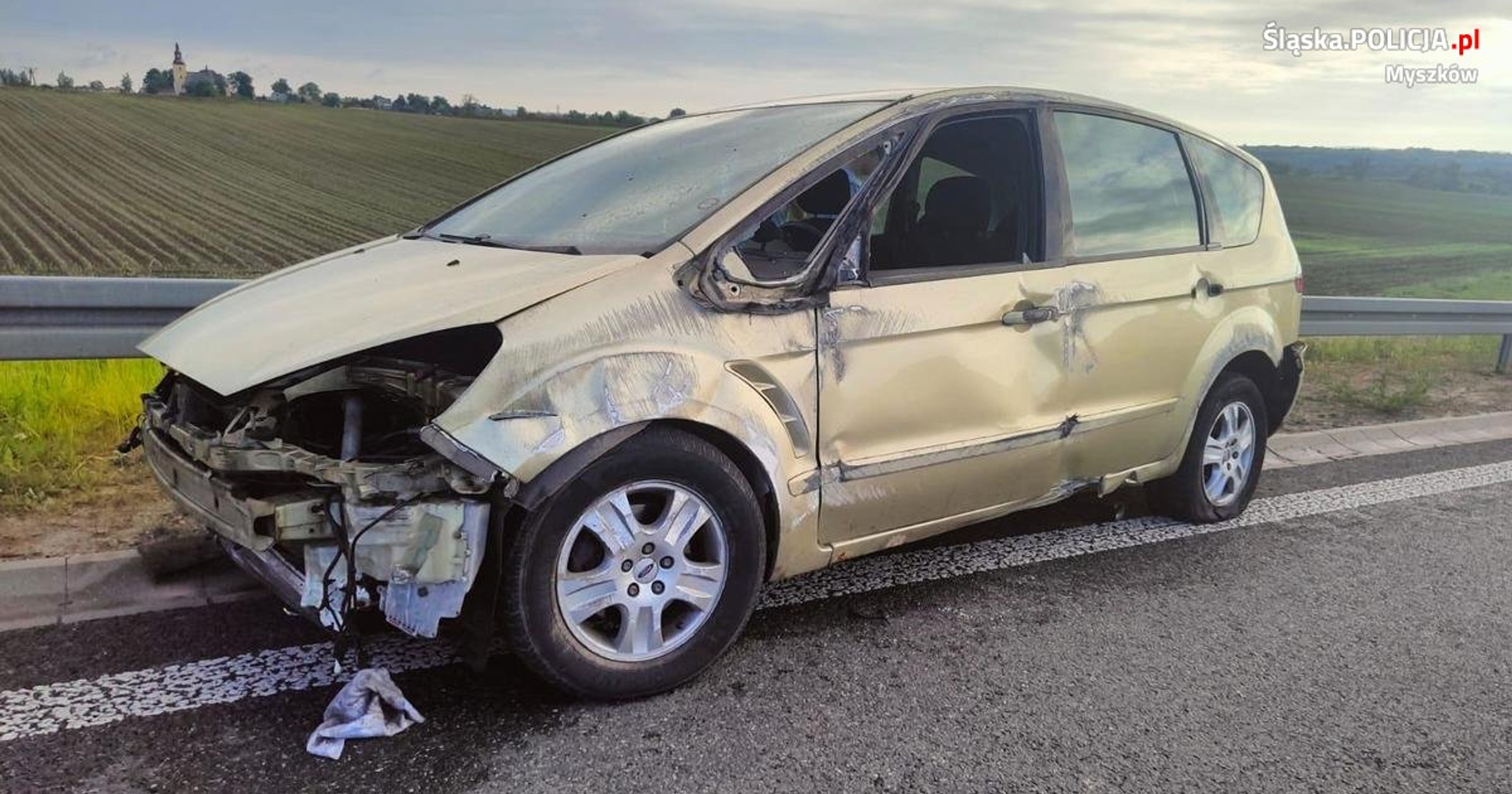 Obraz pochodzący z serwisu https://myszkow.policja.gov.pl/k17/informacje/wiadomosci/386699,Obywatel-Ukrainy-uderzyl-w-bariery-i-uciekl-z-miejsca-zdarzenia-byl-pijany.html