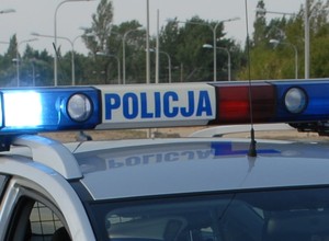Skakał motocyklem nad drogą. Zderzył się z busem