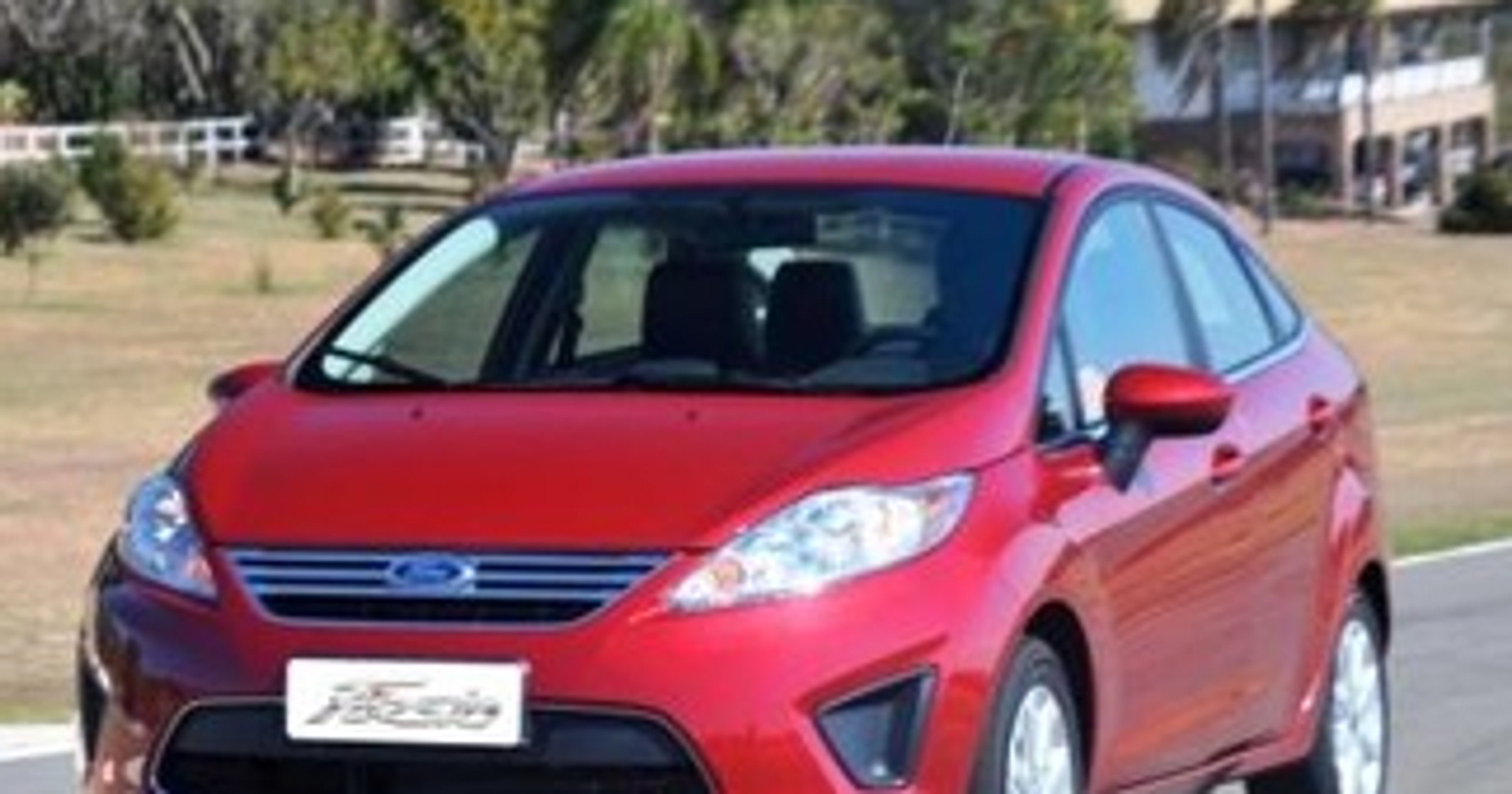 Nadjeżdża Ford Fiesta sedan 