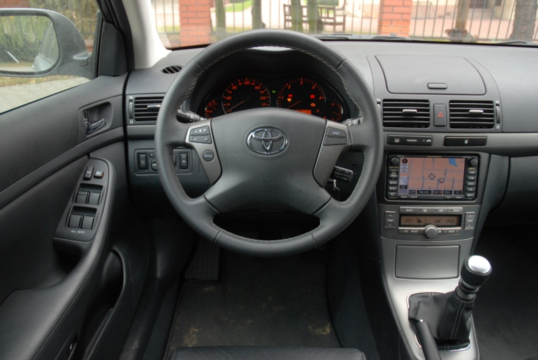 Toyota Avensis 2.2 D-Cat: Dynamiczna i praktyczna, lecz nie bez wad