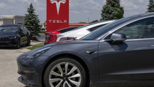 Tesla reaguje na ataki na dealerów. W samochodach aktywowano Sentry Mode