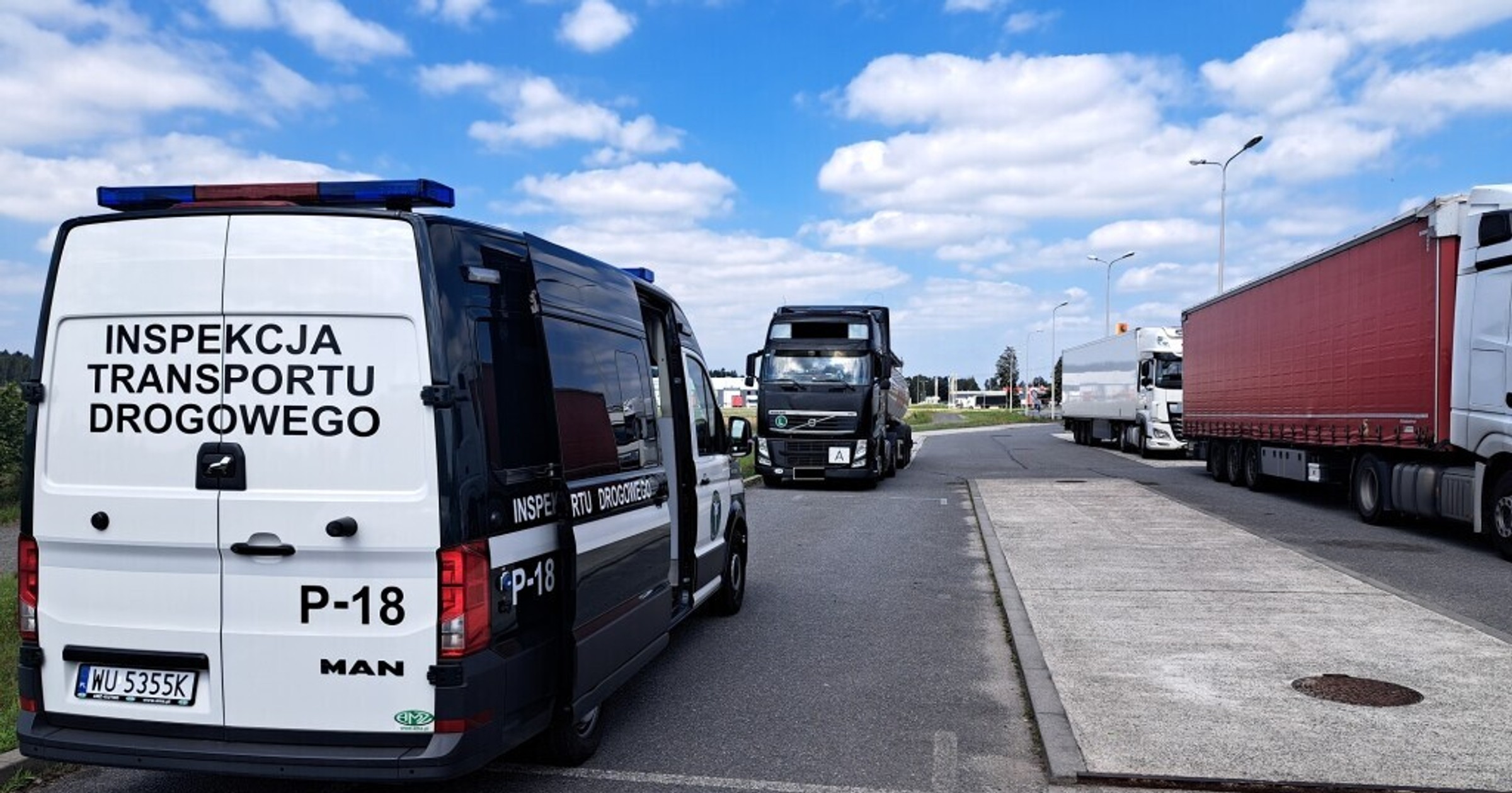 Pojazd Inspekcji Transportu Drogowego i zatrzymana do kontroli ciężarówka