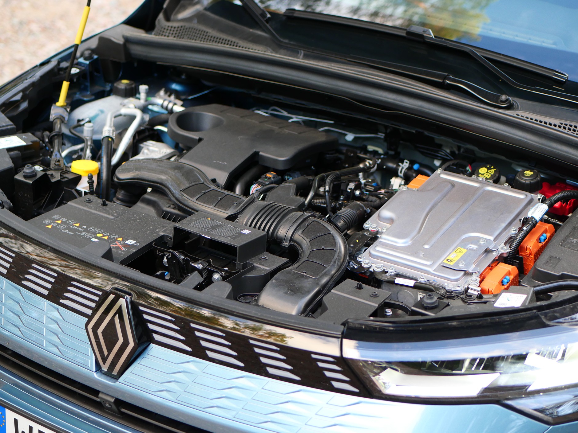 Renault Symbioz: układ hybrydowy z czterocylindrowym, wolnossącym benzyniakiem i dwoma silnikami elektrycznymi.