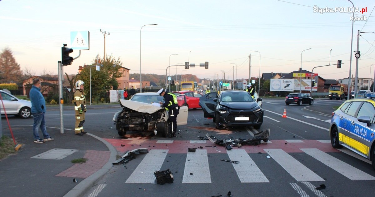  49-latka nie ustąpiła 49-latkowi. Wypadek w Świerklanach. Dwie osoby w szpitalu