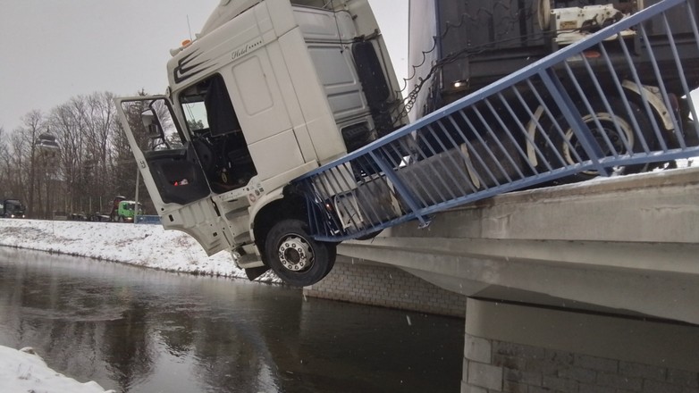Polski zestaw wpadł w poślizg na moście