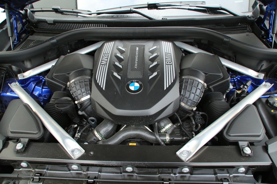 BMW X6 M50i