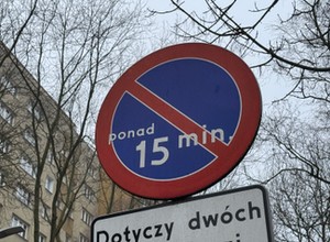 Znak B-35 z minutami. O co tutaj chodzi? To ukłon w stronę kierowców
