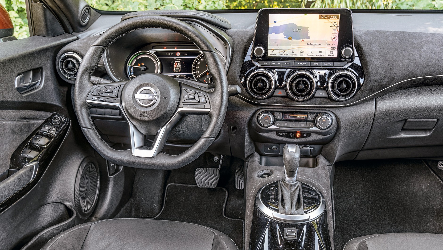 Nissan Juke lubi się wyróżniać z tłumu nie tylko karoserią, także w kabinie postawiono mocne akcenty stylistyczne. Tutaj również szacunek za pozostawienie fizycznych przycisków i pokręteł.
