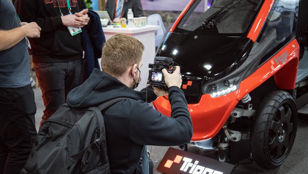 Topowe premiery na CES 2022. Zmieniające kolor BMW, luksusowy elektryk Mercedesa oraz polski Triggo, który zaginął w przeddzień targów!