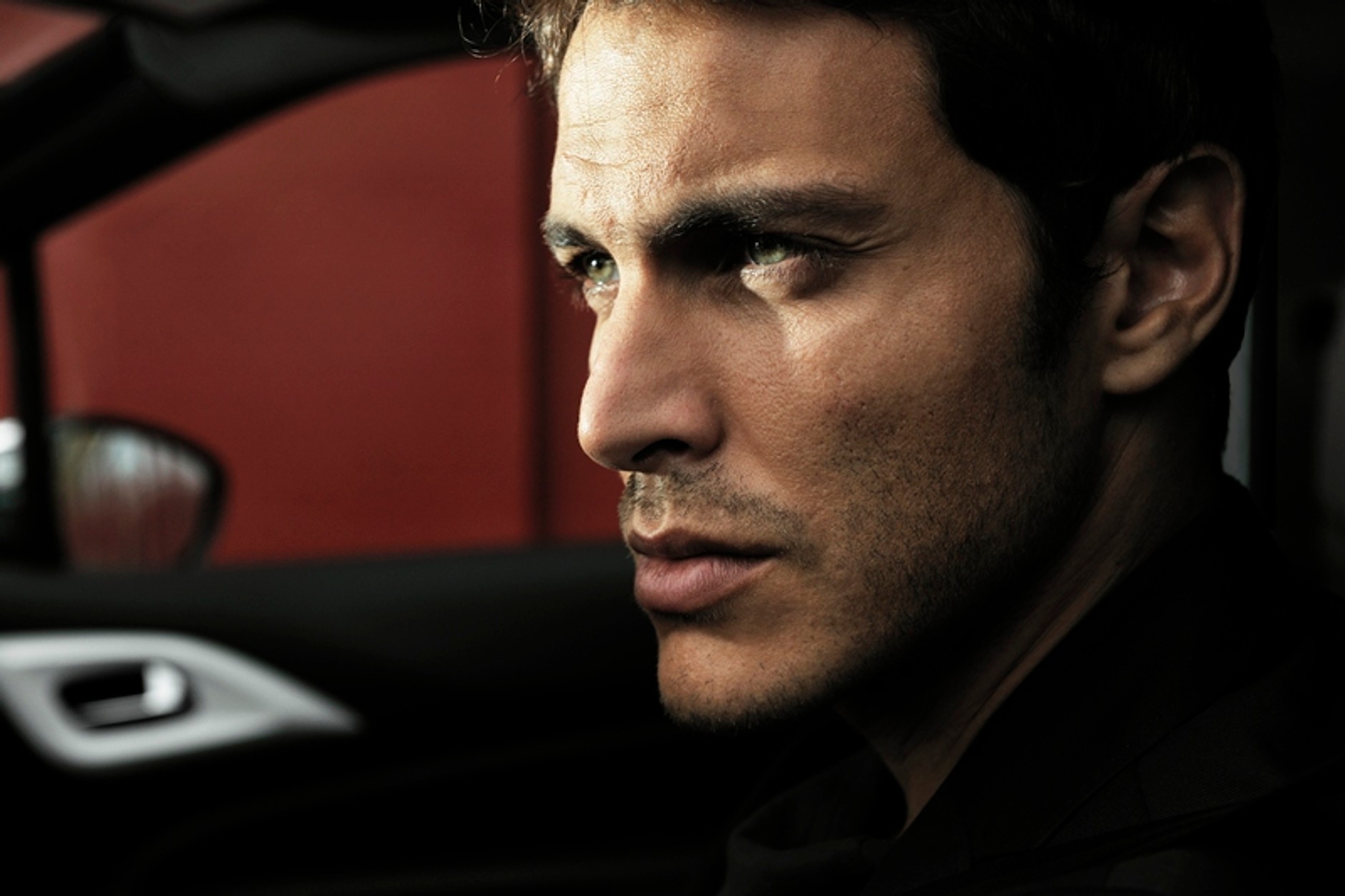 Mężczyzna i Citroen kuszą