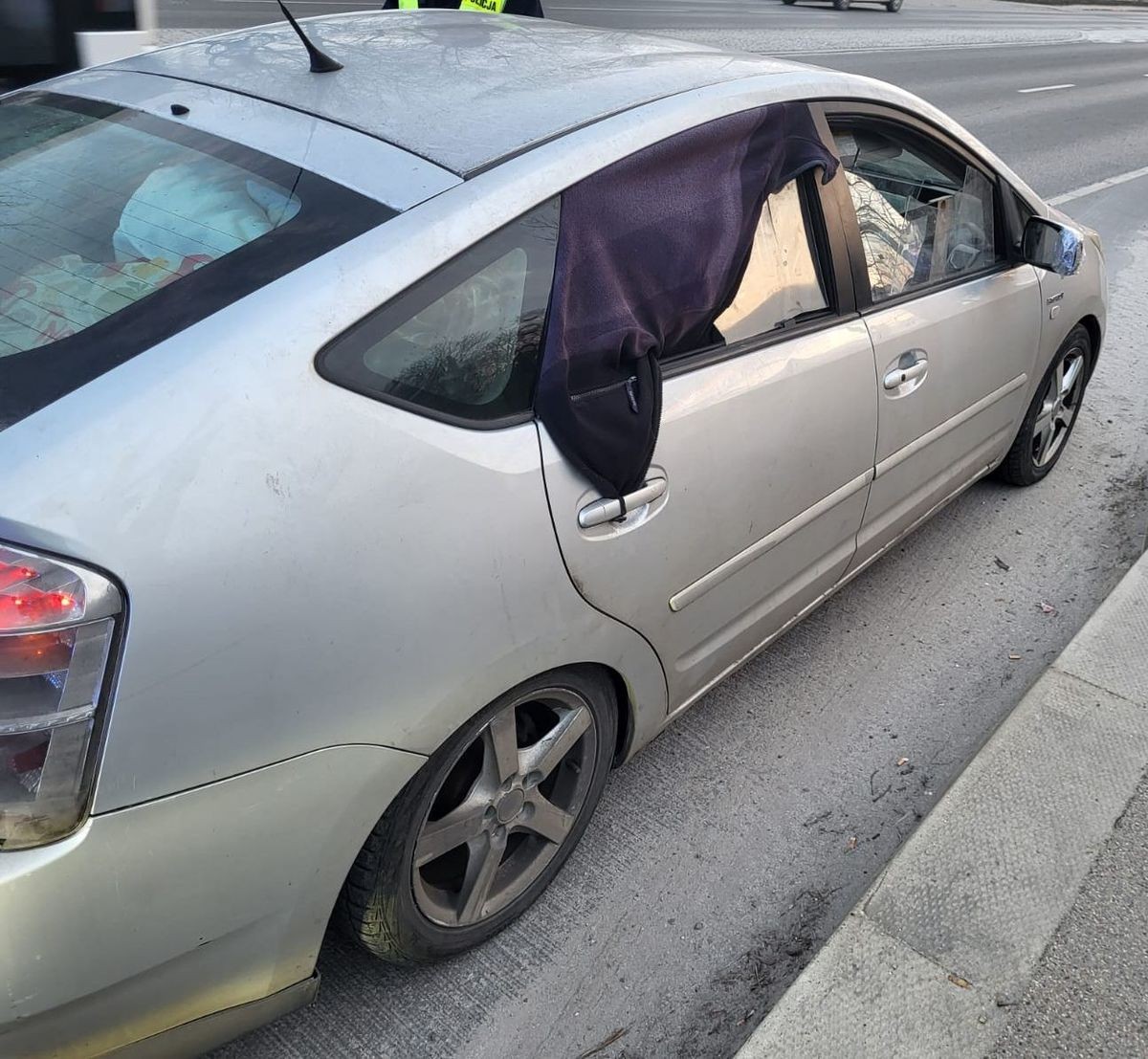 Jeździł bez tylnej bocznej szyby