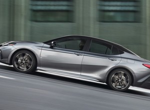 Nowa Toyota Camry. Mamy jej pierwsze zdjęcia i wiemy, czy trafi do Polski