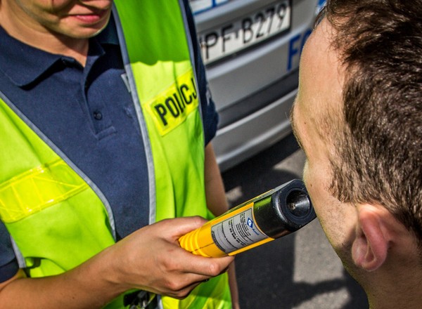 Policjanci prowadzili rutynową kontrolę. Od tego kierowcy wyczuli charakterystyczną woń