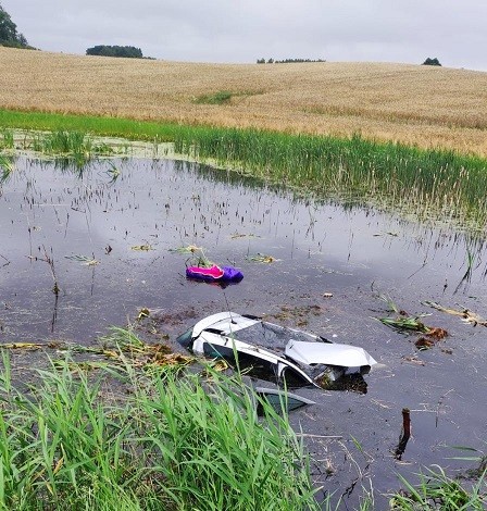 Peugeot "wylądował" w stawie. Kierująca była trzeźwa
