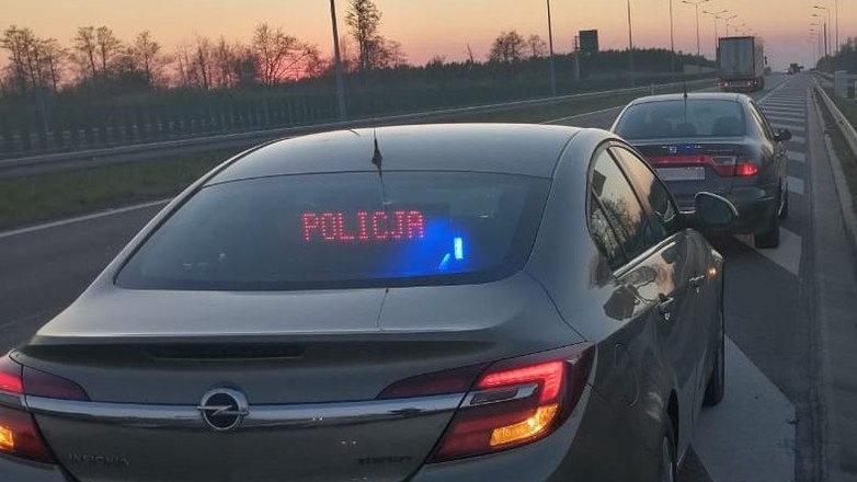 Zatrzymała się na drodze ekspresowej, by nakarmić dziecko!