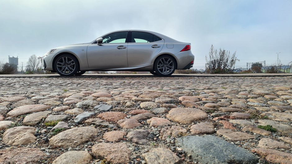 Lexus IS 300h