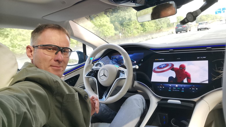 Siedząc za kierownicą, bawiłem się telefonem, oglądałem film – i nie popełniłem wykroczenia. Tak działa Drive Pilot 95