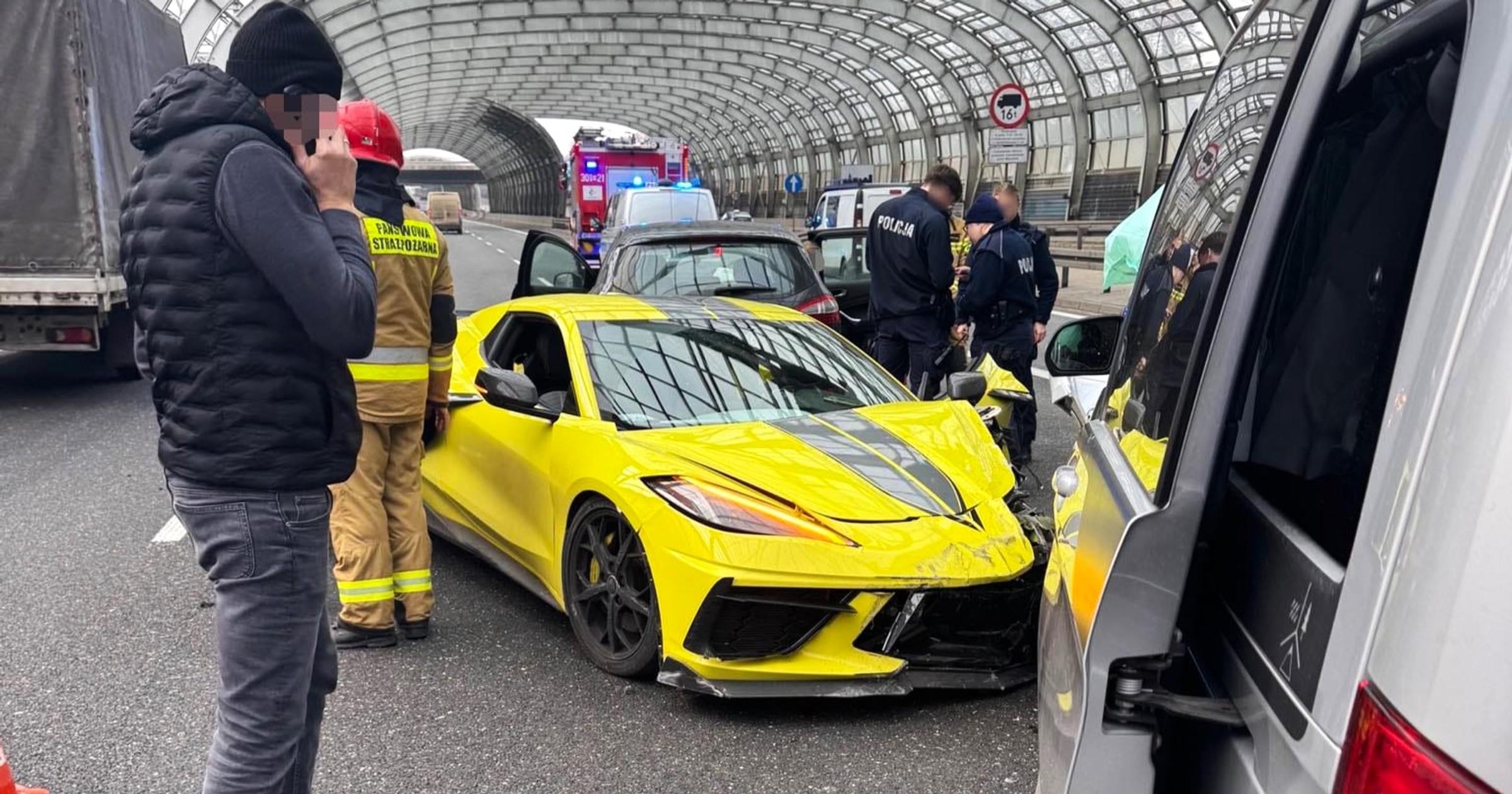 Rozbity Chevrolet Corvette na trasie S8 w Warszawie