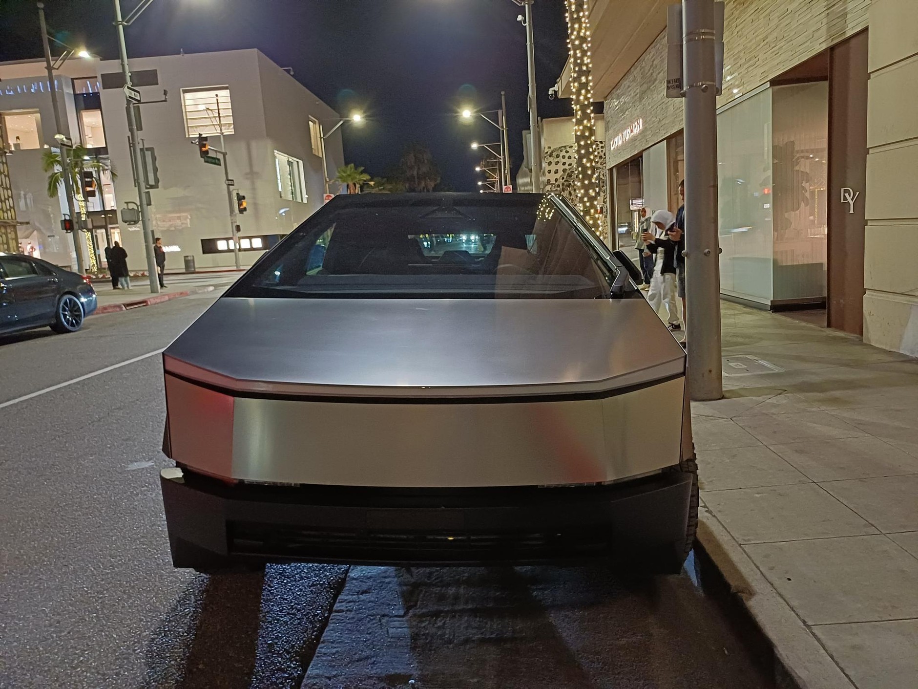 Tesla Cybertruck i inne auta w USA