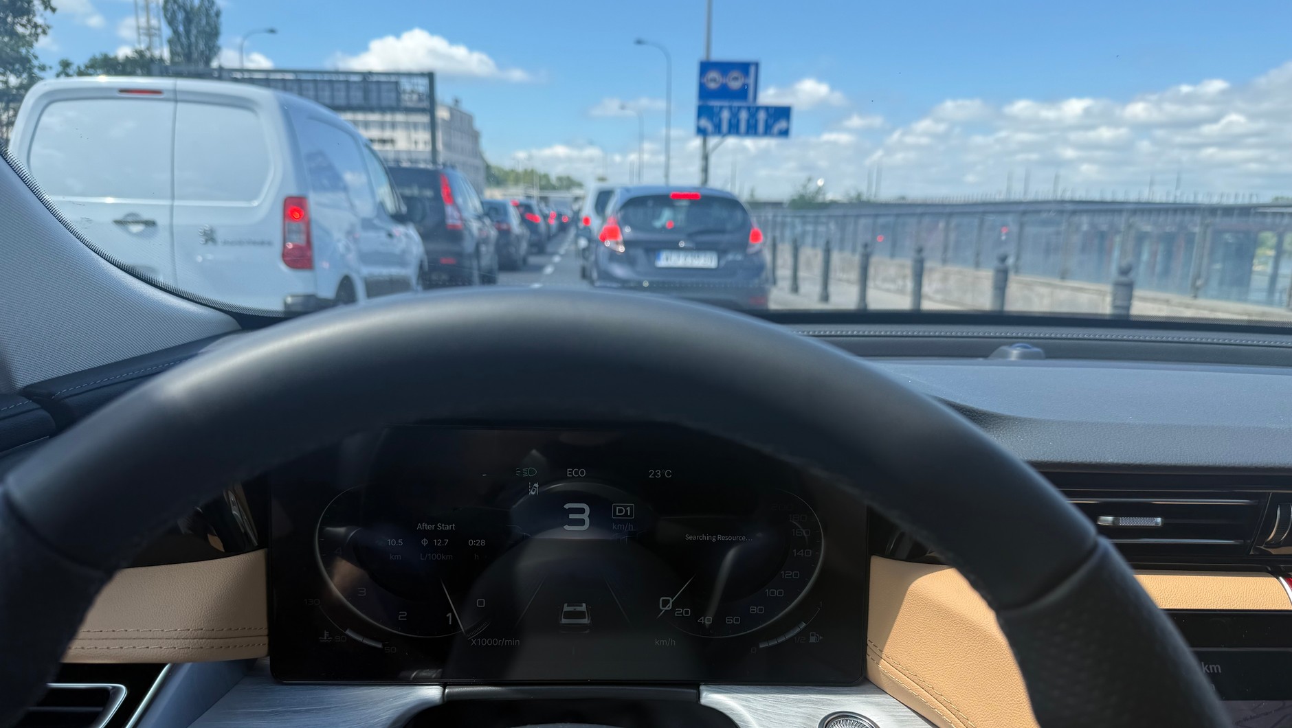 Hongqi H5 w mieście pali 12-13 l na 100 km – czasem udaje się zejść nieco z tego wyniku, ale na krótszych trasach spalanie znacząco rośnie. Dużo lepiej to wygląda podczas spokojnej jazdy pozamiejskiej