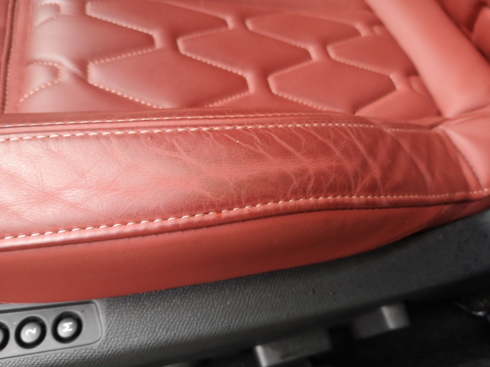 Peugeot 508 GT PureTech 225 KM. Mała uwaga jakościowa: w prawie nowym samochodzie skóra nie powinna tak wyglądać