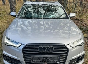 Luksusowe Audi z włączonym silnikiem porzucone w lesie