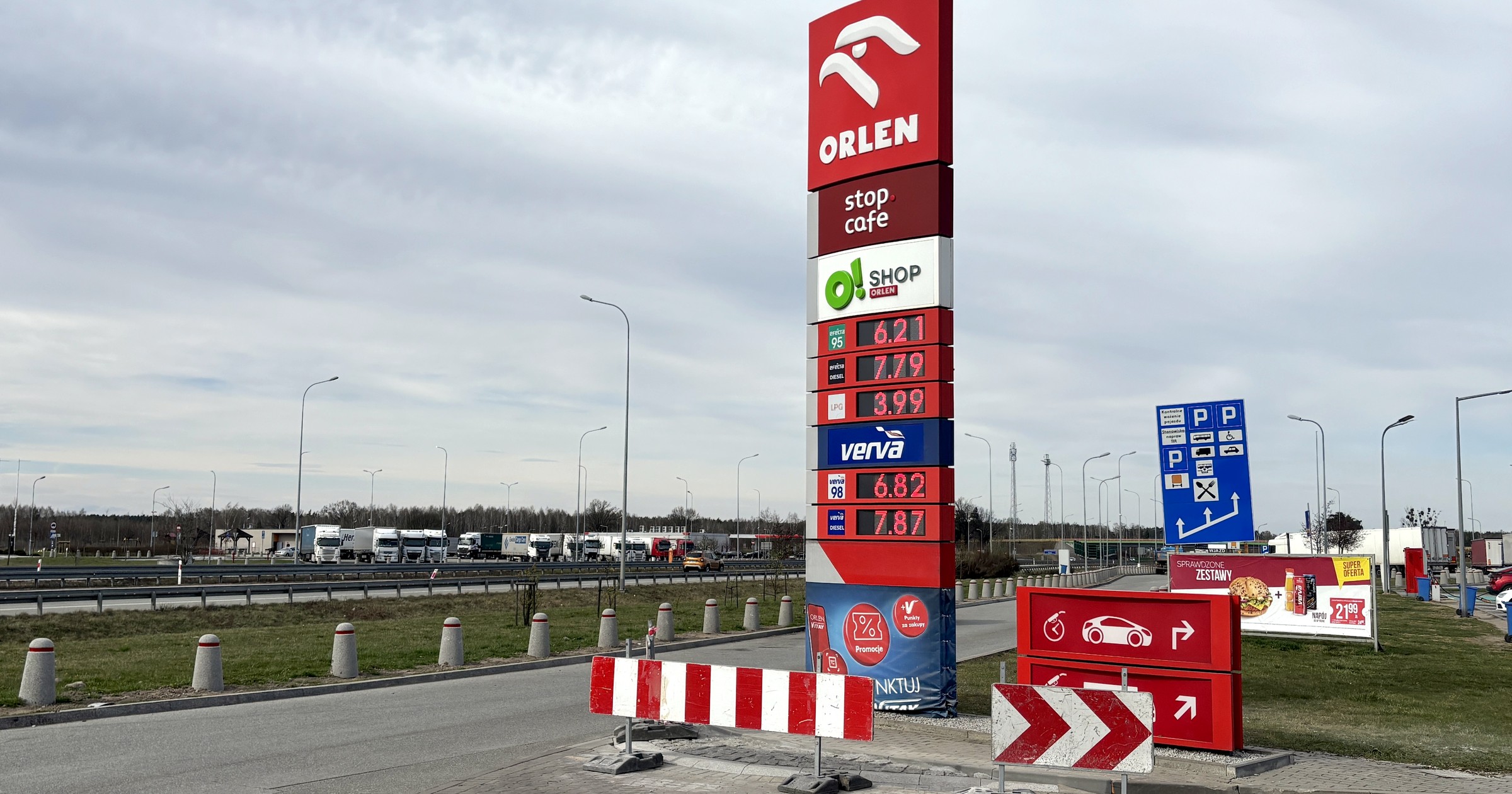 Stacja paliw przy autostradzie A1