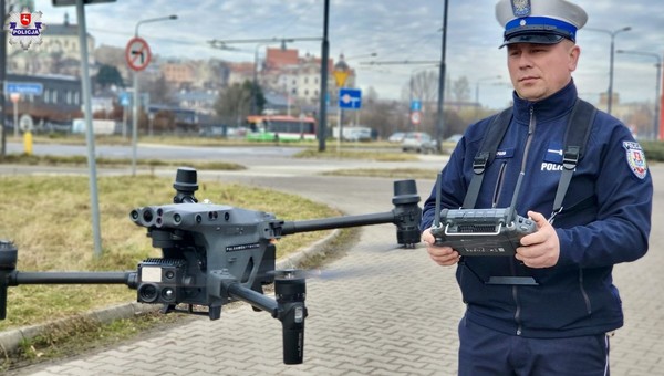Wzbiły się w powietrze. Postrach kierowców i pieszych na filmie. Mandaty lecą z nieba