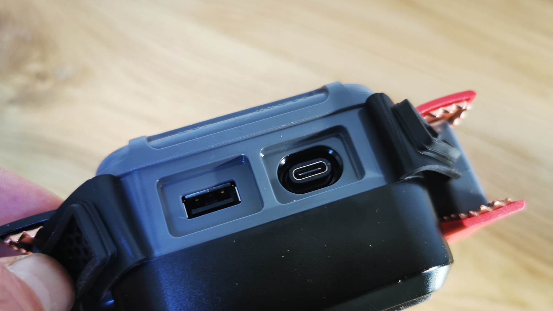 Wyjścia USB-A oraz USB-C. Noco GBX55 można ładować mocą 60W