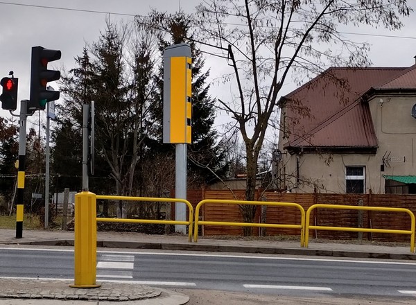Widziałeś takie żółte słupki przy polskich drogach? Mogą wpędzić w kłopoty