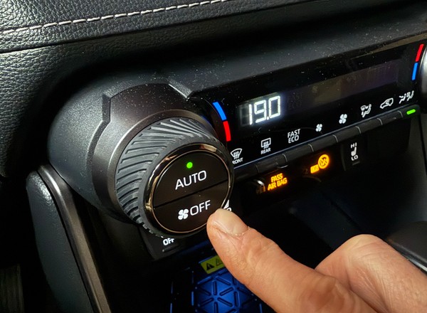 Od zera do 5 stopni na plusie. Czy warto wtedy jeździć z włączoną klimatyzacją?