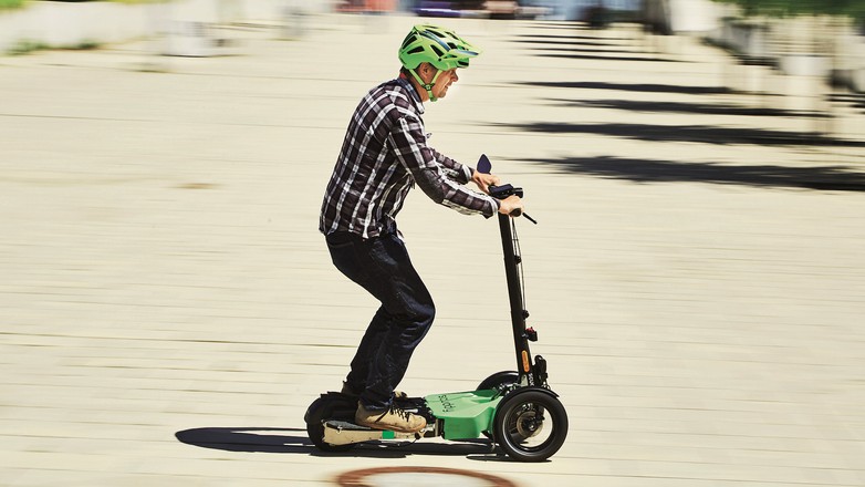 Elektryczny skuter-hulajnoga