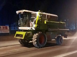 Zimowy zbiór plonów? Pijanemu kierowcy kombajnu pomyliły się pory roku