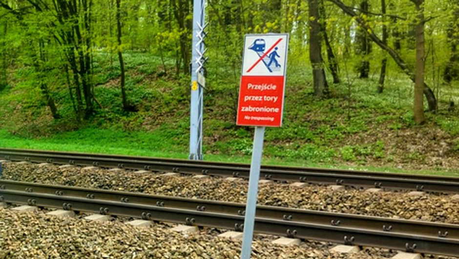 Obraz pochodzący z serwisu https://ilawa.policja.gov.pl/o08/aktualnosci/121746,Przechodzila-przez-tory-w-miejscu-niedozwolonym-Teraz-musi-zaplacic-mandat.html