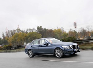 Mercedes klasy C w teście aktywnego tempomatu