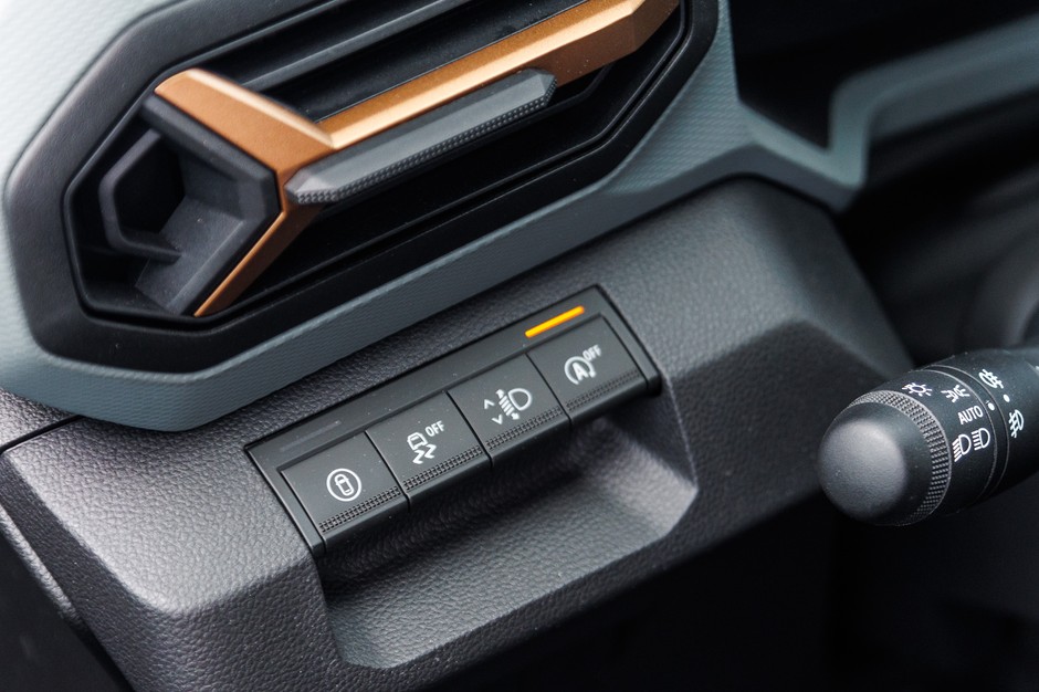 Dacia Duster kontra MG ZS. Porównanie dwóch budżetowych samochodów