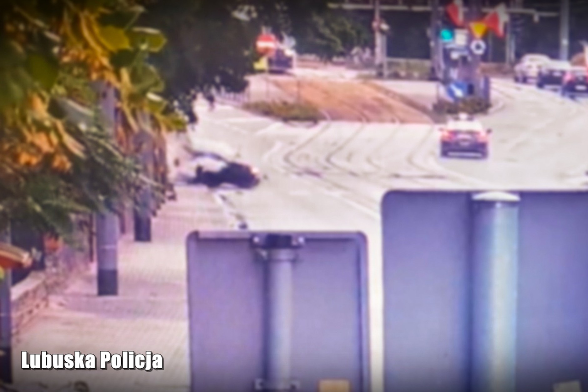 Wjechał na chodnik. Prawie zmiótł pieszego. Było o krok od tragedii