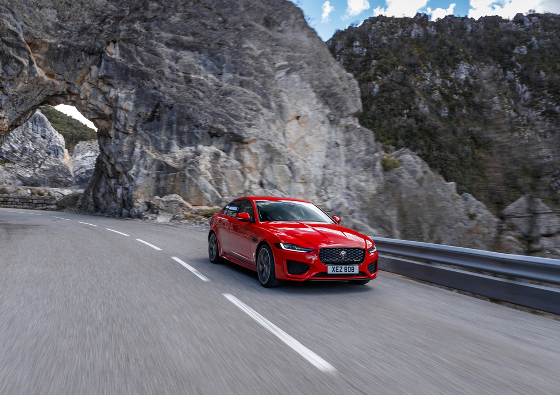 Jaguar XE P250