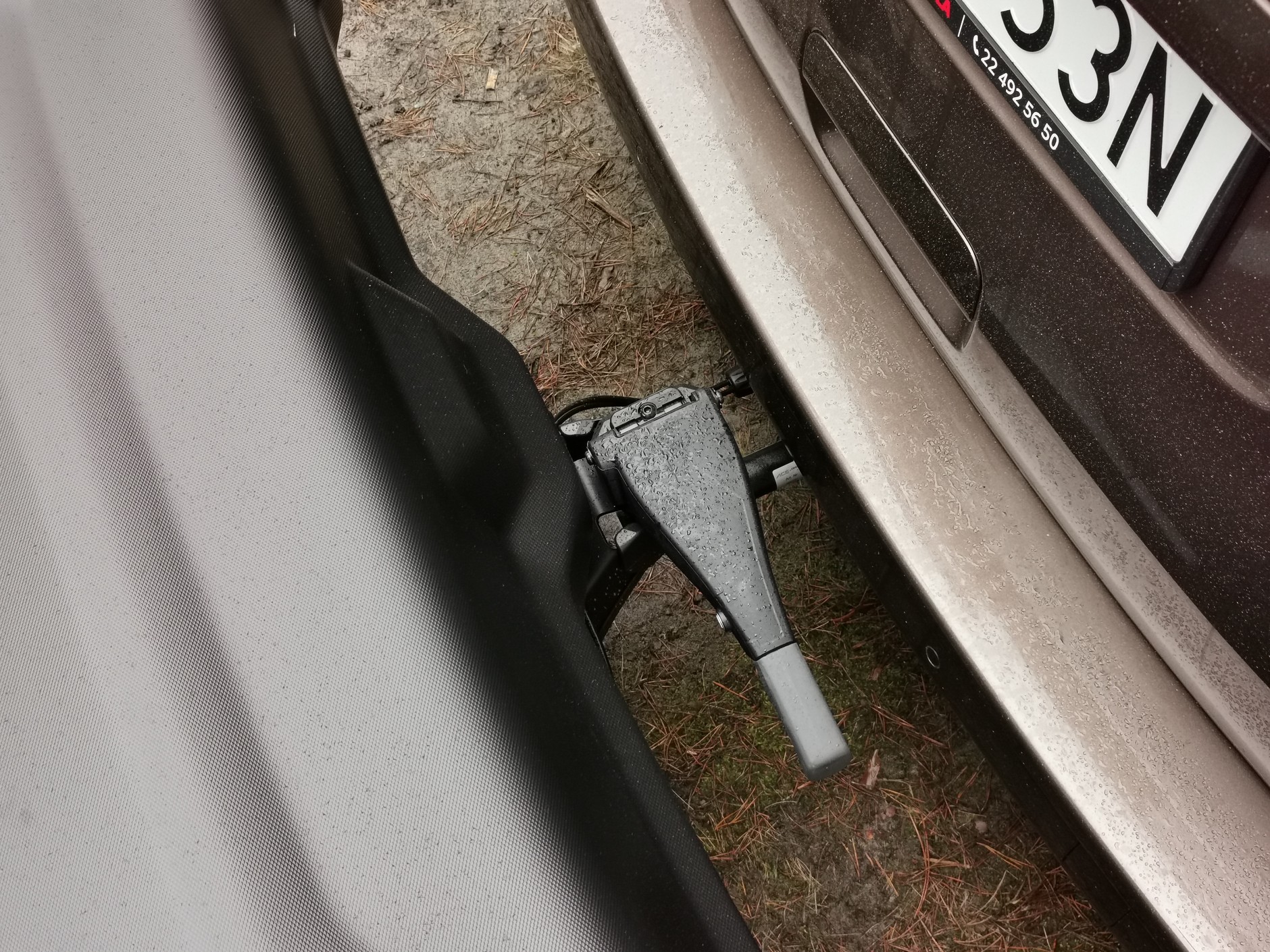 Warunkiem możliwości montażu kufra bagażowego montowanego za samochodem jest posiadanie haka holowniczego