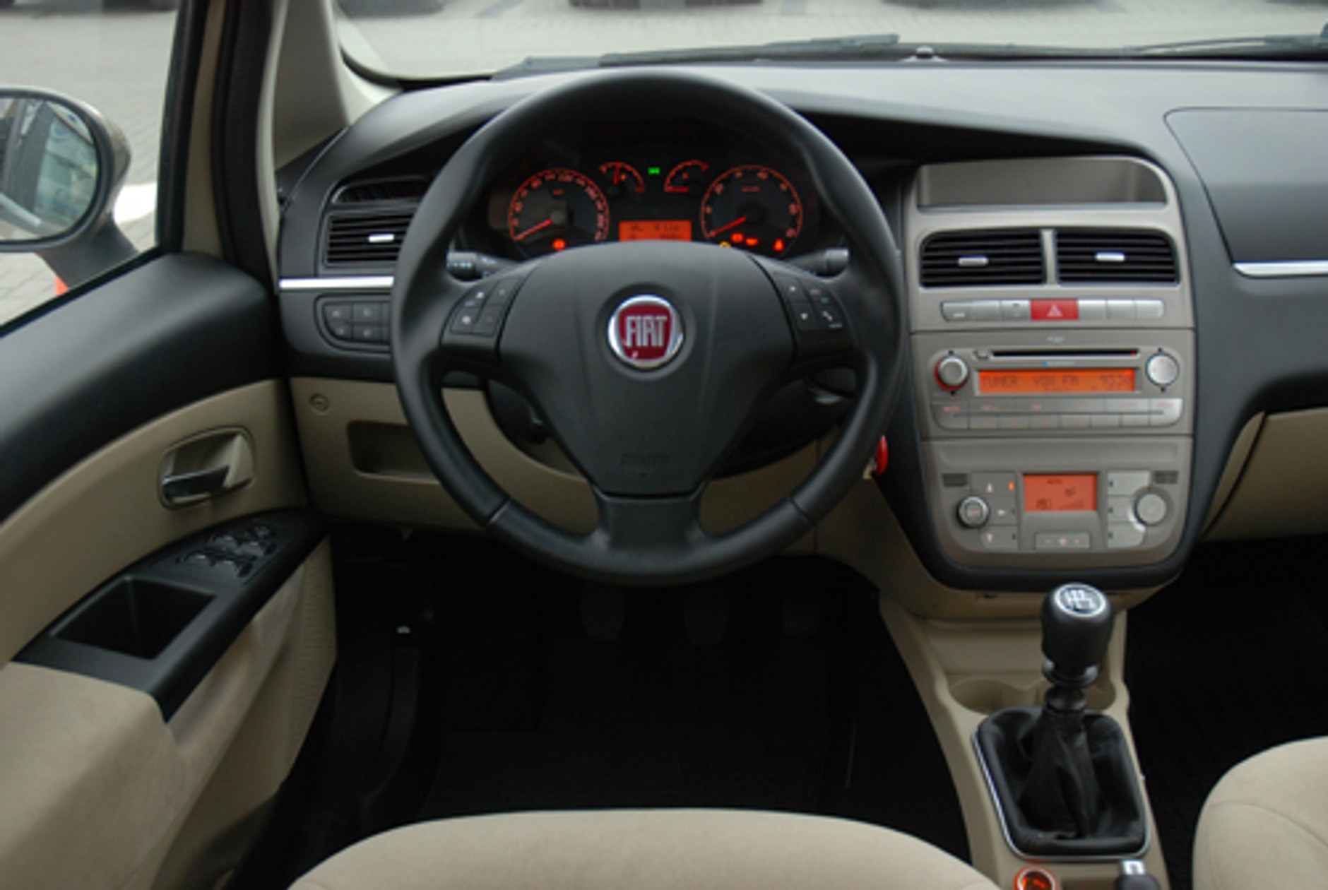 Fiat Linea, Toyota Corolla, Nissan Tiida - Nowi wśród sedanów