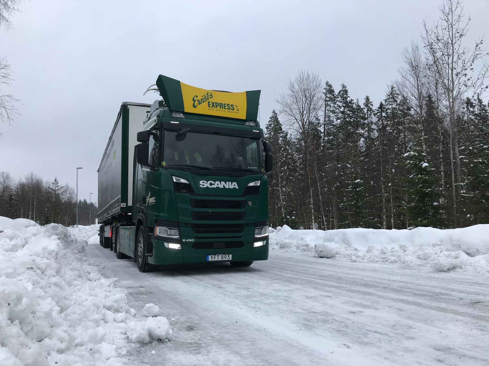 Hybrydowa Scania R450 na drodze E16 w Szwecji
