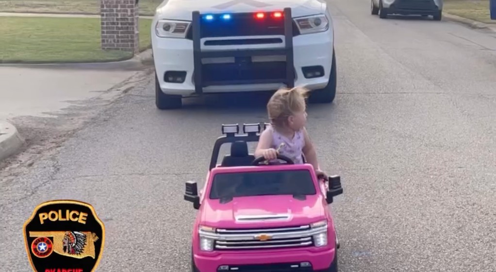 Amerykańska policja ścigała dziewczynkę w zabawkowym kabriolecie